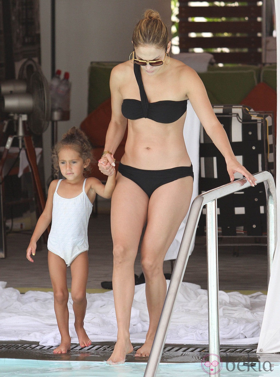 Jennifer Lopez en bikini junto a su hija Emme durante un día de piscina