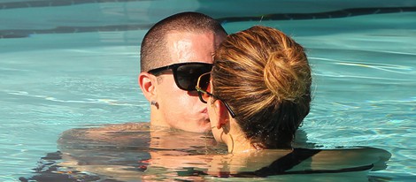 Jennifer Lopez y Casper Smart se besan durante un baño en la piscina