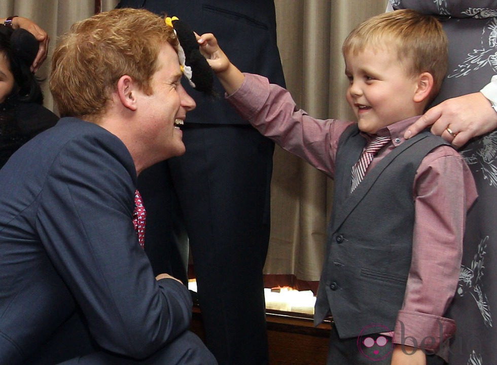 El Príncipe Harry bromea con un niño en los Premios de la Fundación Wellchild