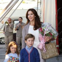 Mary de Dinamarca con sus hijos Christian e Isabel en el circo