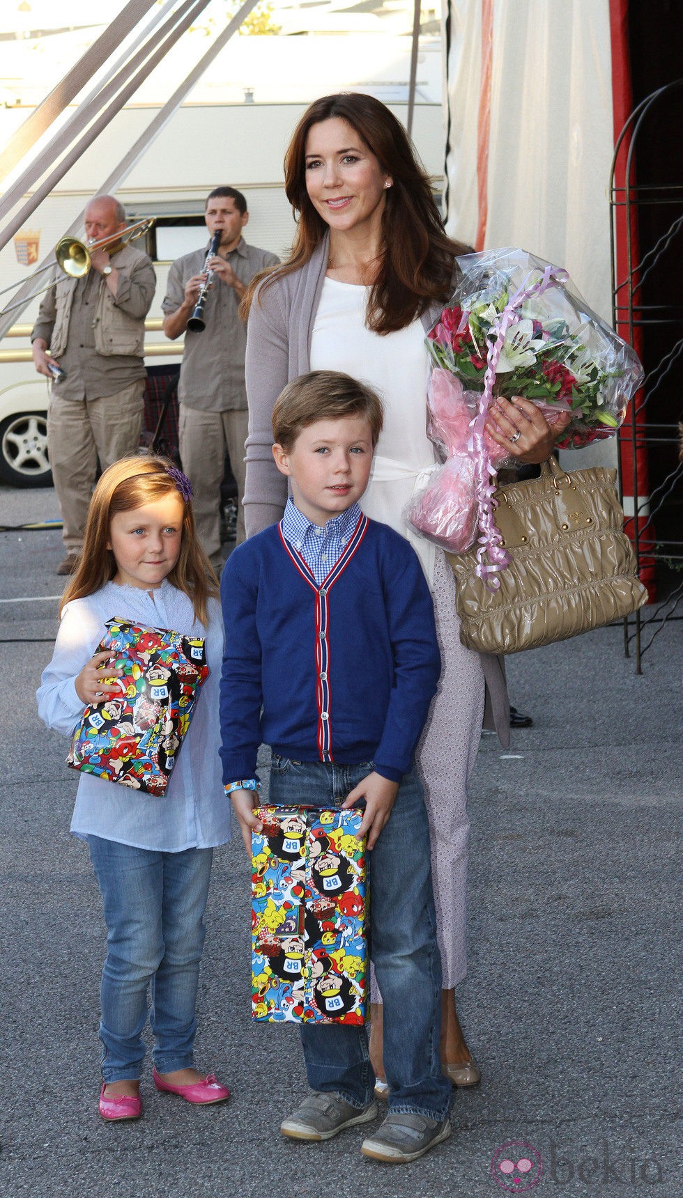 Mary de Dinamarca con sus hijos Christian e Isabel en el circo