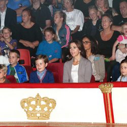 La Princesa Mary de Dinamarca con sus hijos en el circo Dannebrog