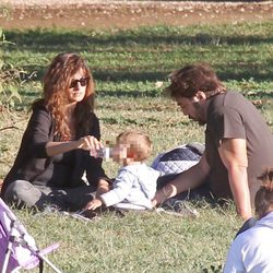 Penélope Cruz y Javier Bardem con su hijo Leo en el Park Villa Pamphilj Rome