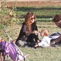 Penélope Cruz y Javier Bardem con su hijo Leo en el Park Villa Pamphilj Rome