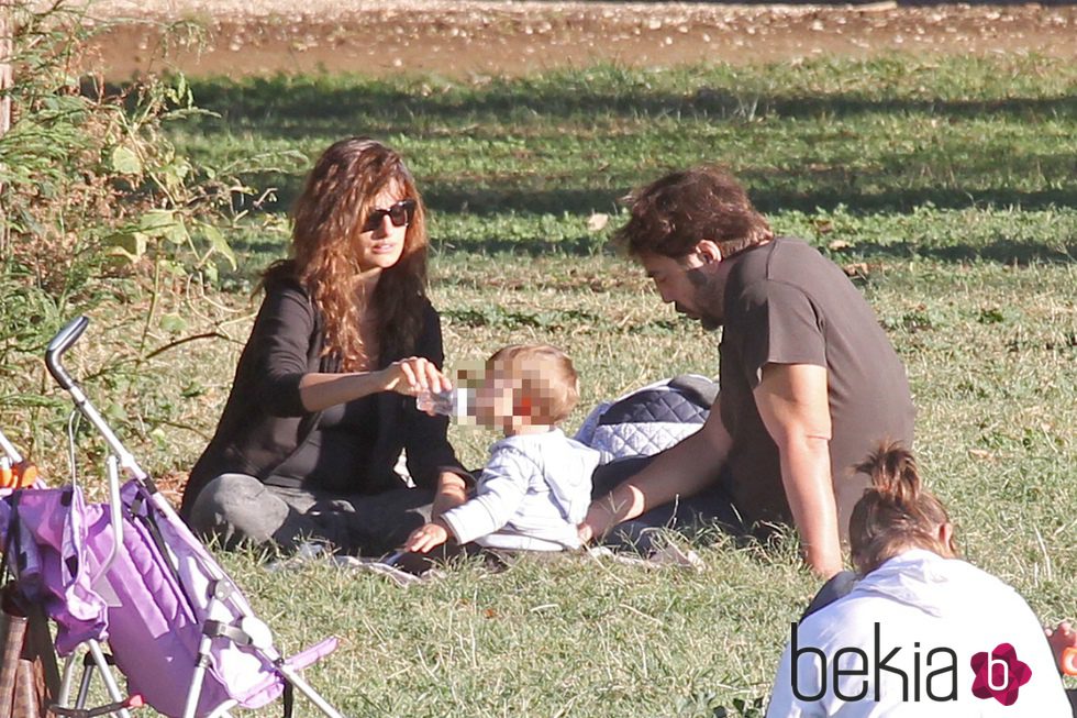 Penélope Cruz y Javier Bardem con su hijo Leo en el Park Villa Pamphilj Rome