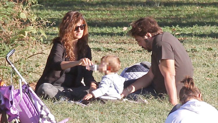 Penélope Cruz y Javier Bardem con su hijo Leo en el Park Villa Pamphilj Rome