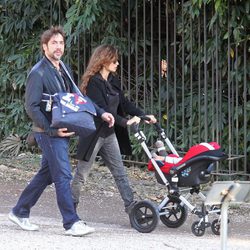 Penélope Cruz y Javier Bardem paseando a su hijo Leo por el parque