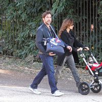 Penélope Cruz y Javier Bardem paseando a su hijo Leo por el parque