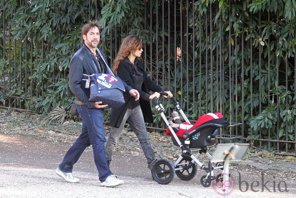 Penélope Cruz y Javier Bardem paseando a su hijo Leo por el parque