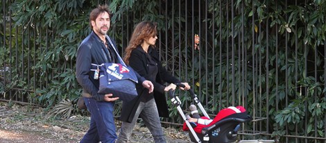 Penélope Cruz y Javier Bardem paseando a su hijo Leo por el parque