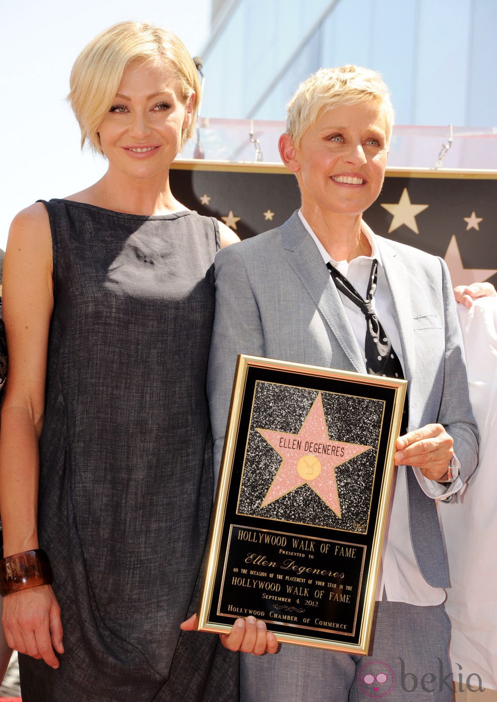 Portia de Rossi junto a su mujer Ellen Degeneres mientras recibe su estrella en el Paseo de la Fama de Hollywood