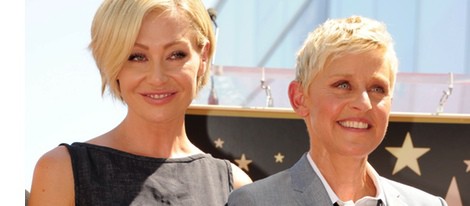 Portia de Rossi junto a su mujer Ellen Degeneres mientras recibe su estrella en el Paseo de la Fama de Hollywood