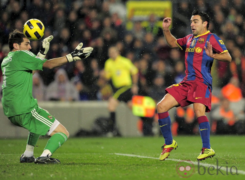 Iker Casillas y Xavi Hernández en un Real Madrid-Barça