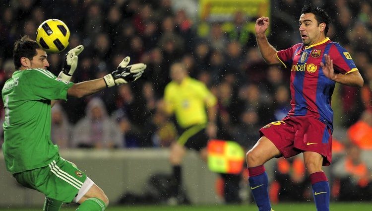 Iker Casillas y Xavi Hernández en un Real Madrid-Barça