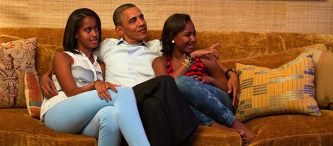 Barack Obama con sus hijas en el sofá