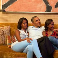 Barack Obama con sus hijas en el sofá