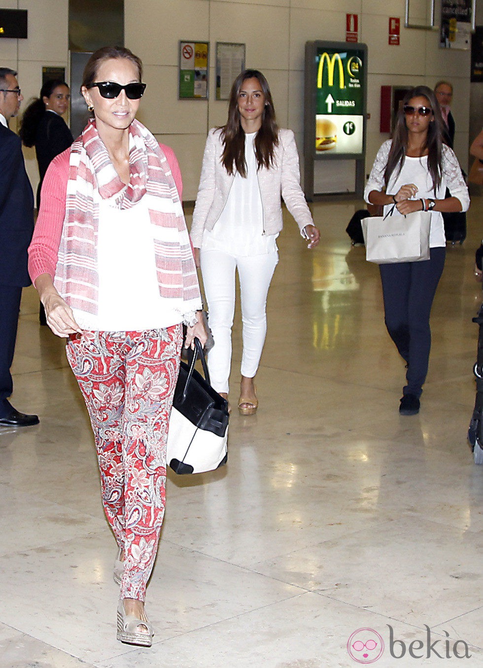 Isabel Preysler, Tamara Falcó y Ana Boyer en el aeropuerto de Barajas