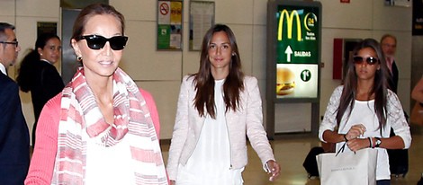 Isabel Preysler, Tamara Falcó y Ana Boyer en el aeropuerto de Barajas