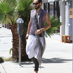 Russell Brand paseando por Hollywood