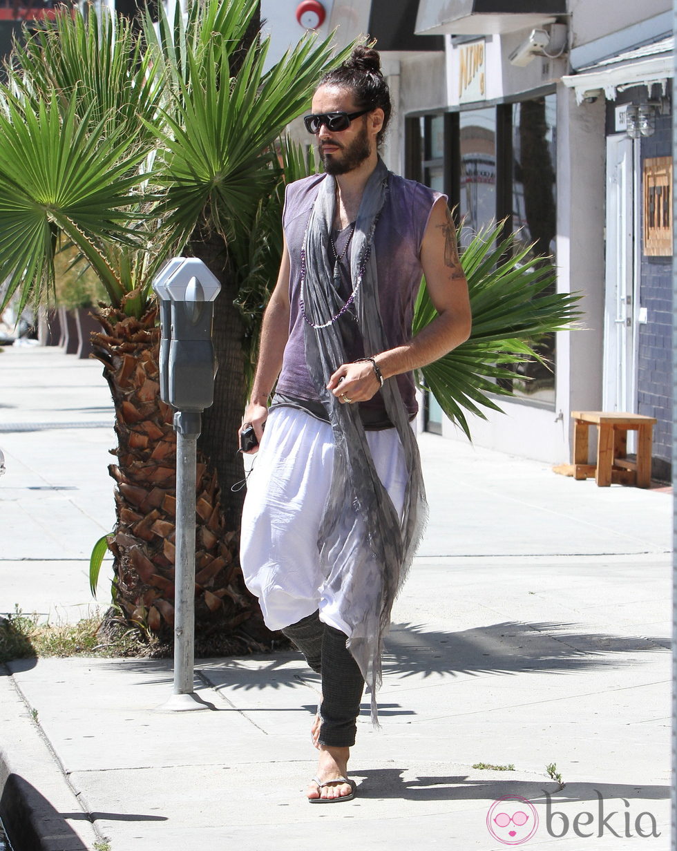 Russell Brand paseando por Hollywood