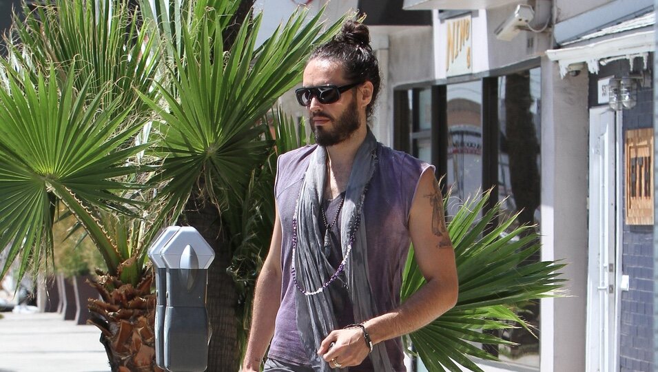 Russell Brand paseando por Hollywood