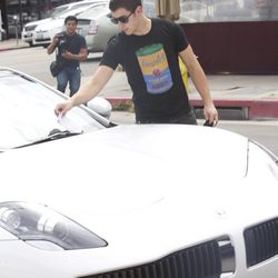 Nick Jonas recogiendo una multa en su coche en Los Ángeles