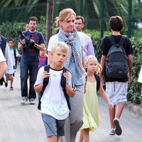 La Infanta Cristina con sus hijos Miguel e Irene a la salida del colegio en Barcelona