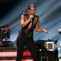 Alicia Keys actuando en la gala de los MTV Video Music Awards 2012