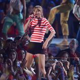 Taylor Swift actuando en la gala de los MTV Video Music Awards 2012