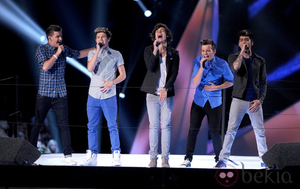 One Direction actuando en la gala de los MTV Video Music Awards 2012