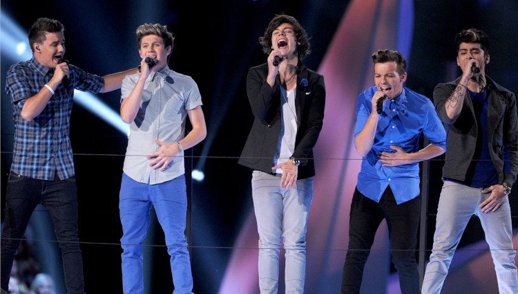 One Direction actuando en la gala de los MTV Video Music Awards 2012