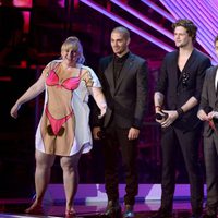 Rebel Wilson y The Wanted en la gala de los MTV Video Music Awards 2012