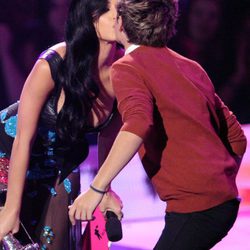 Katy Perry besando a Niall Horan en los MTV Video Music Awards 2012