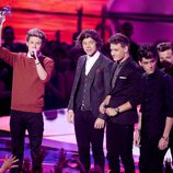 Los One Direction recogen su premio en la gala de los MTV Video Music Awards 2012