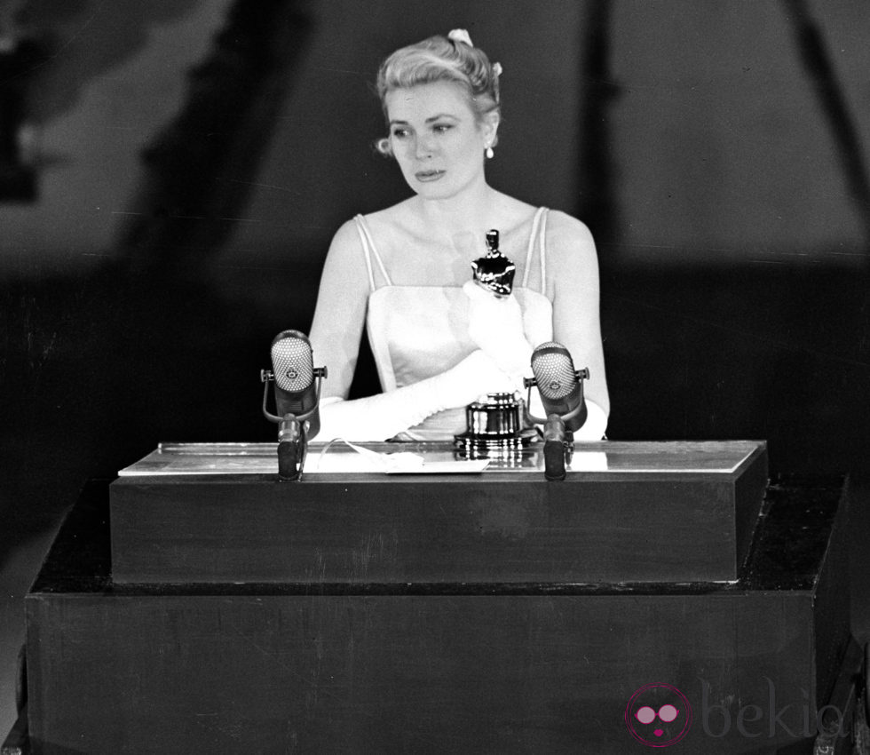 Grace Kelly recoge el Oscar recibido por 'La angustia de vivir' en 1955