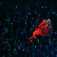 Rihanna desciende al escenario del Estadio Olímpico en la clausura de los Paralímpicos de Londres 2012