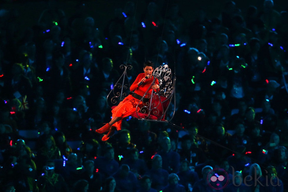 Rihanna desciende al escenario del Estadio Olímpico en la clausura de los Paralímpicos de Londres 2012