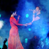 Rihanna y Chris Martin de Coldplay cantando en la clausura de los Juegos Paralímpicos de Londres 2012