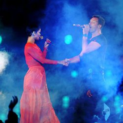 Rihanna y Chris Martin de Coldplay cantando en la clausura de los Juegos Paralímpicos de Londres 2012