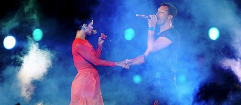 Rihanna y Chris Martin de Coldplay cantando en la clausura de los Juegos Paralímpicos de Londres 2012