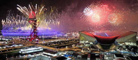 Fuegos artificiales en el parque olímpico en la clausura de los Juegos Paralímpicos de Londres 2012