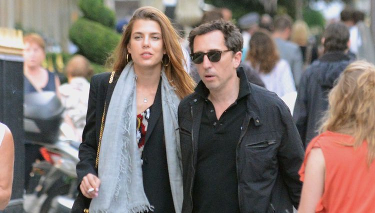 Carlota Casiraghi y Gad Elmaleh paseando por París