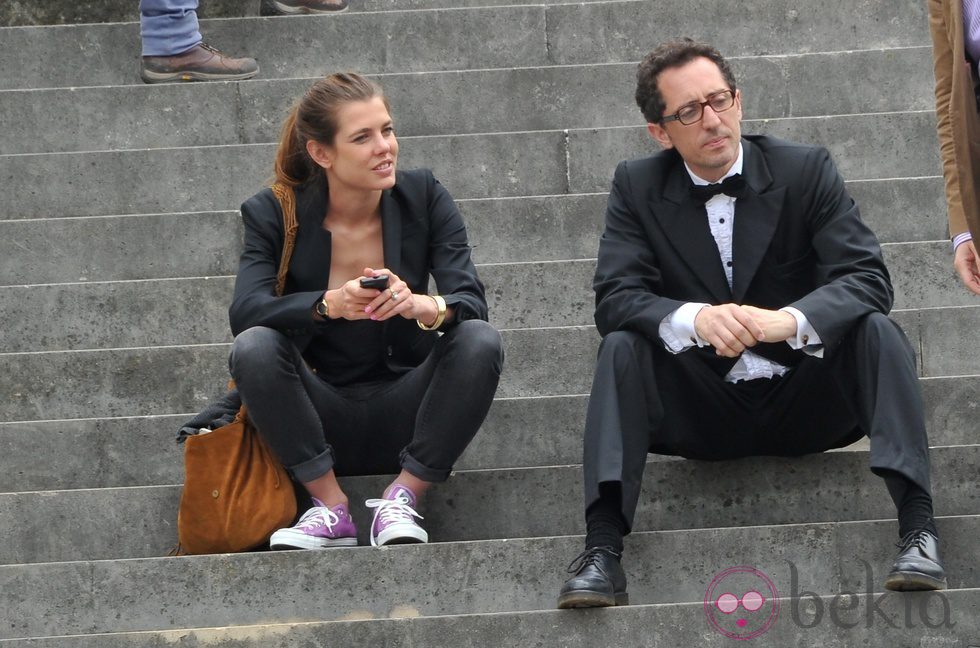 Carlota Casiraghi visita a Gad Elmaleh en el set de rodaje