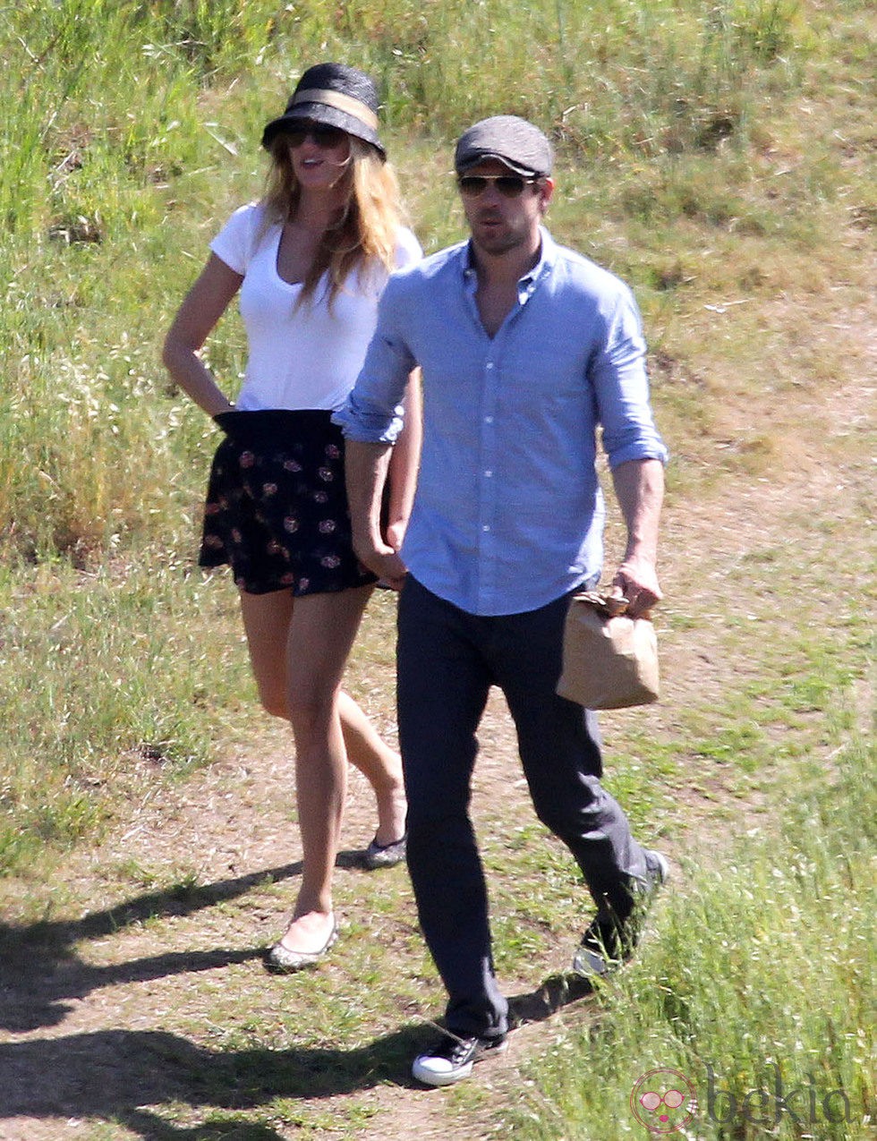 Blake Lively y Ryan Reynolds cogidos de la mano de paseo en Los Ángeles 