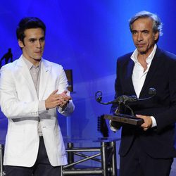 Imanol Arias recibe un premio de manos de Ricardo Gómez en la clausura del FesTVal de Vitoria 2012