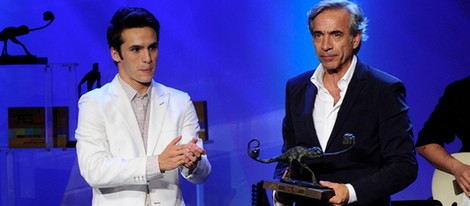 Imanol Arias recibe un premio de manos de Ricardo Gómez en la clausura del FesTVal de Vitoria 2012