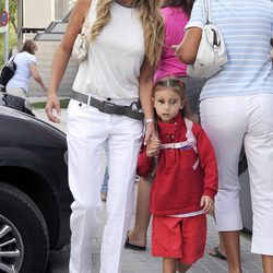 Patricia Olmedilla lleva a su hija al colegio