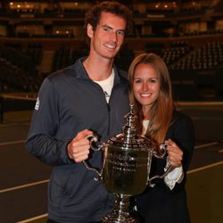 Andy Murray y su novia Kim Sears con el trofeo de US Open 2012