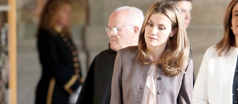 Doña Letizia muy pensativa durante su visita al Escorial