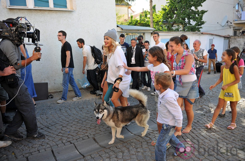 Rita Ora pasea un perro en el rodaje del clip 'Shine Ya Light'